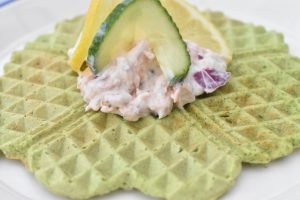 Laksesalat med varmrøget laks - nem opskrift