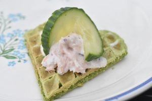 Laksesalat med varmrøget laks - nem opskrift