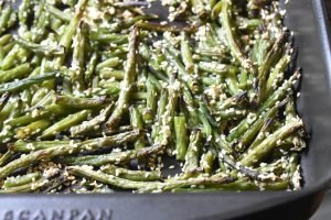 Bønnefritter med sesam - grønne bønner i ovn