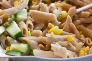 Pastasalat med kylling bacon & karry dressing