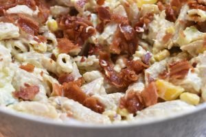 Pastasalat med kylling bacon & karry dressing