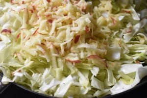 Stegt spidskål med æbler - nem sund opskrift 