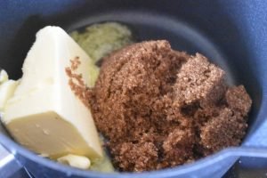 Karameltærte med chokolade og valnødder