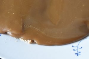 Karameltærte med chokolade og valnødder