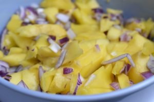 Mangosalat med rødløg - nem mango salat