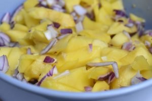 Mangosalat med rødløg - nem mango salat