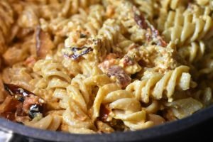Pasta med bagt feta og tomat - tiktok pasta