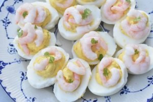 Fyldte æg med rejer - opskrift på deviled eggs