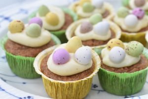 Påskemuffins - gulerodsmuffins med smørcreme