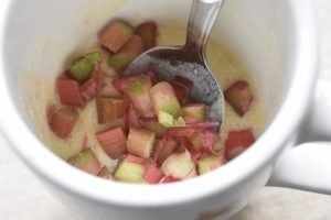Kage i kop med rabarber - mug cake opskrift 