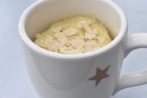 Kage i kop med rabarber - mug cake opskrift 