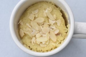 Kage i kop med rabarber - mug cake opskrift 