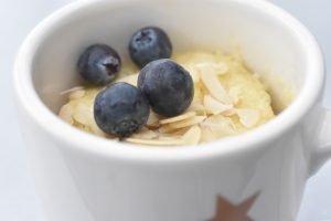 Kage i kop med rabarber - mug cake opskrift 
