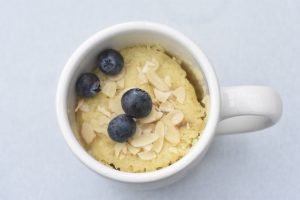 Kage i kop med rabarber - mug cake opskrift 