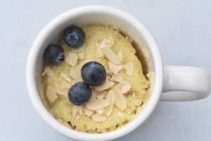 Kage i kop med rabarber - mug cake opskrift 