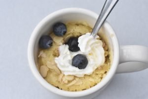 Kage i kop med rabarber - mug cake opskrift 