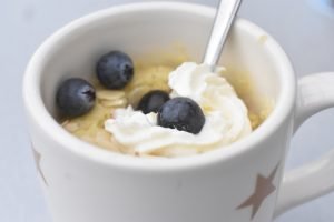 Kage i kop med rabarber - mug cake opskrift 