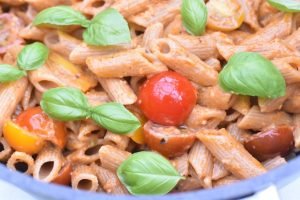 Pesto pasta med tomater - nem lækker opskrift