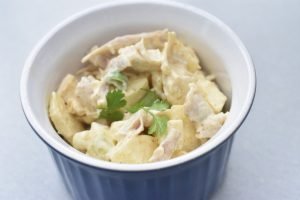 Kyllingesalat - nem opskrift med karry og æble