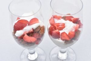 Dessert i glas med skyr, Bastogne og jordbær 