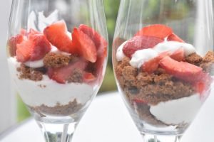 Dessert i glas med skyr, Bastogne og jordbær 