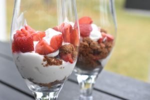 Dessert i glas med skyr, Bastogne og jordbær 