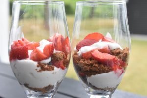 Dessert i glas med skyr, Bastogne og jordbær