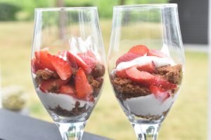 Dessert i glas med skyr, Bastogne og jordbær 