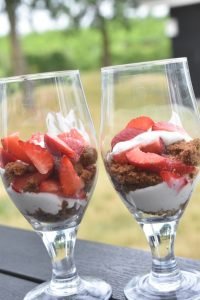 Dessert i glas med skyr, Bastogne og jordbær 