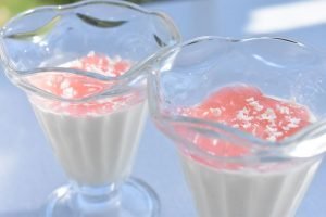 Koldskåls panna cotta med rabarber - opskrift