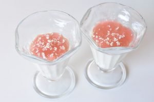 Koldskåls panna cotta med rabarber - opskrift 