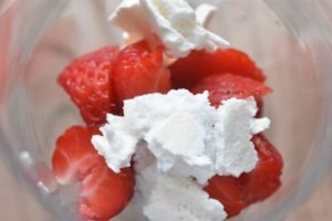 Eton mess med jordbær, flødeskum & marengs