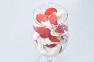 Eton mess med jordbær, flødeskum & marengs