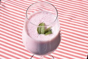 Jordbær smoothie - nem opskrift med yoghurt