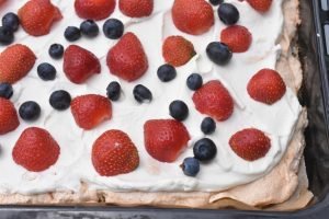 Amerikansk lagkage med frugt – i bradepande
