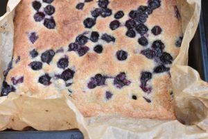 Blondie kage med hvid chokolade og blåbær