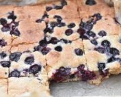 Blondie kage med hvid chokolade og blåbær