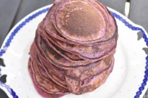 Brombær pandekager med råsyltede brombær