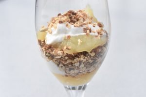 Sund æblekage i glas med vaniljeskyr og granola