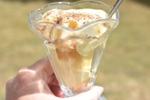 Dessert med æbler og råcreme - nem opskrift