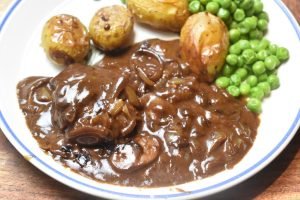 Hakkebøffer i ovn med brun sovs og champignon
