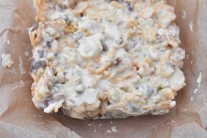 Rocky road med hvid chokolade og corn flakes