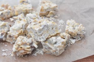 Rocky road med hvid chokolade og corn flakes