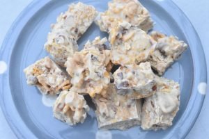 Rocky road med hvid chokolade og corn flakes