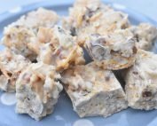 Rocky road med hvid chokolade og corn flakes