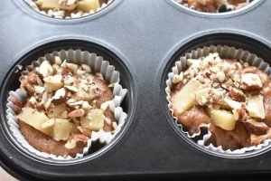 Julemuffins med marcipan, kanel og nødder 
