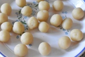 Snebolde med marcipan og chokolade - opskrift 