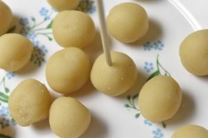 Snebolde med marcipan og chokolade - opskrift 