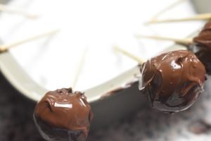Snebolde med marcipan og chokolade - opskrift 
