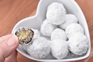 Snebolde med marcipan og chokolade - opskrift 